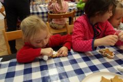 Zdobení perníčků se seniory